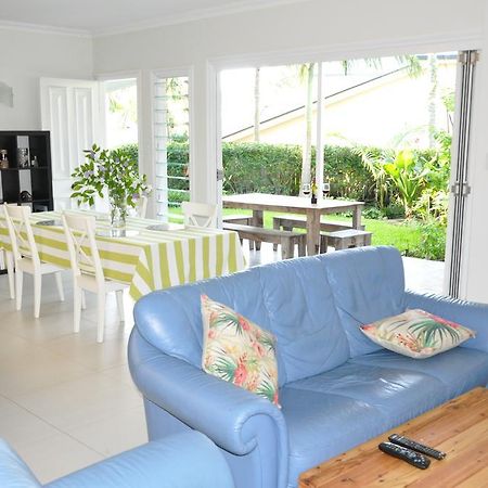 Modern 3 Bedroom Apartment In Traditional Queenslander , Patio, Leafy Yard, Pool บริสเบน ภายนอก รูปภาพ