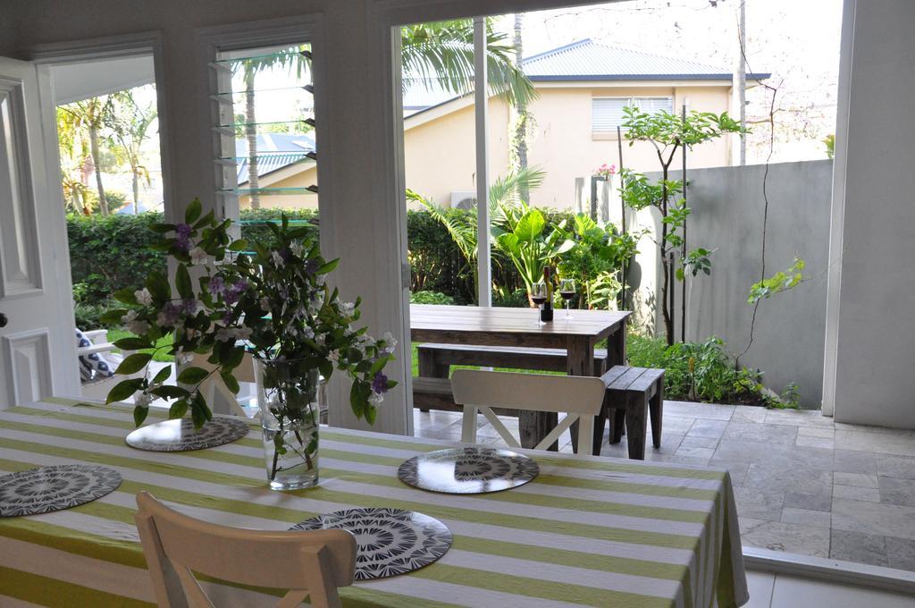 Modern 3 Bedroom Apartment In Traditional Queenslander , Patio, Leafy Yard, Pool บริสเบน ภายนอก รูปภาพ